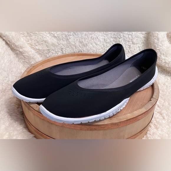 EUC Lissom Flytes Super Lighweight Flexible Black/White Slip On Flats Size 12 - Picture 4 of 8